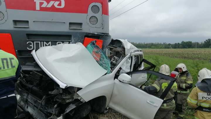 Под Анапой поезд сбил Toyota. Водитель и пассажир погибли