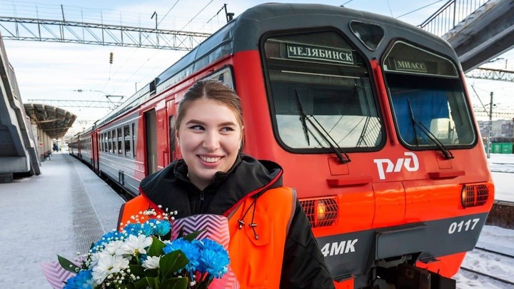 В Челябинске женщина впервые повела электричку в рейс
