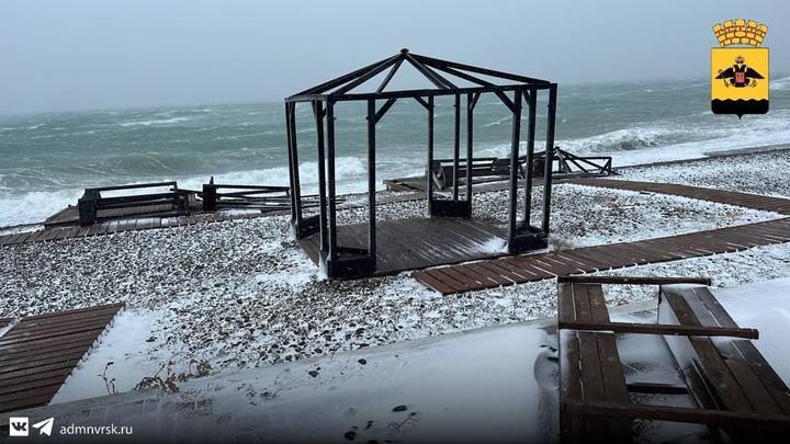 В Новороссийске продолжают устранять последствия ураганного ветра