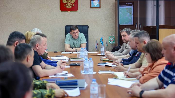 В Асбест перебрасывают тяжелую технику для тушения пожара, из-за которого город остался без воды