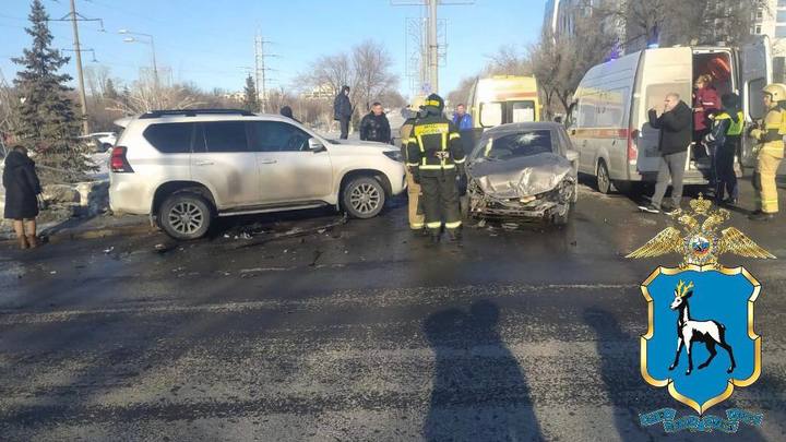 Не уступил дорогу: в Самаре столкновение двух авто отправило в больницу троих человек