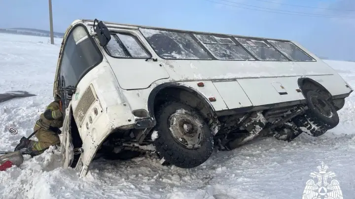 Погибла женщина: пассажирский автобус перевернулся на трассе в Кузбассе