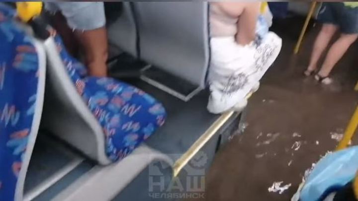 В Челябинске после дождя салон автобуса с пассажирами залило водой