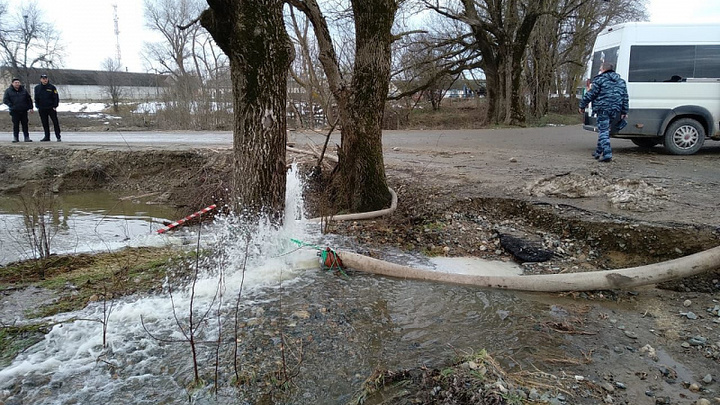 На Кубани остаются подтопленными 82 придомовые территории