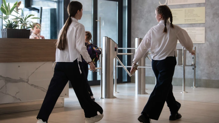 На перемене не зайти, на уроках не пускают: школьники не могут попасть в туалет