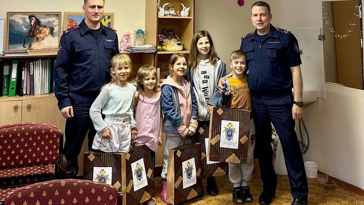 Архангельские следователи поздравили с праздником детей, прибывших из ЛДНР