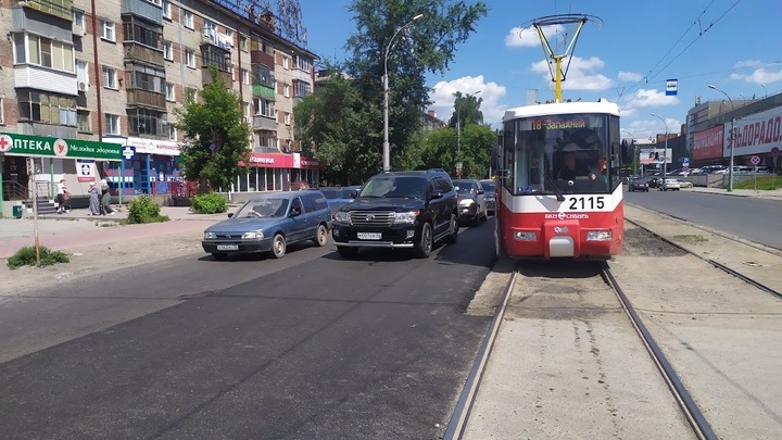 В мэрии Новосибирска назвали достижением 2,5 километра отремонтированных трамвайных путей