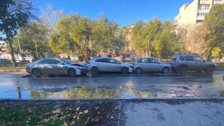 В Самаре на улице Революционной в результате ДТП образовался “паровозик” из легковушек