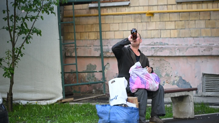 Смерть в стакане: психиатр-нарколог раскрыл, как отличить поддельный алкоголь до первой рюмки