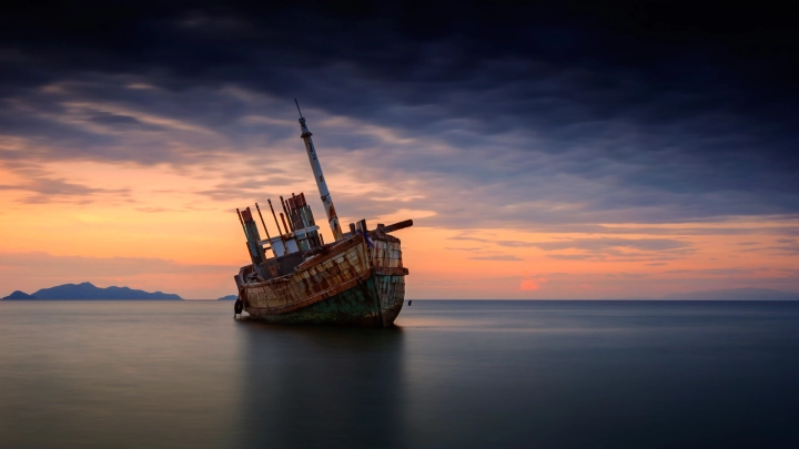 Разгадана загадка британского красного корабля-призрака