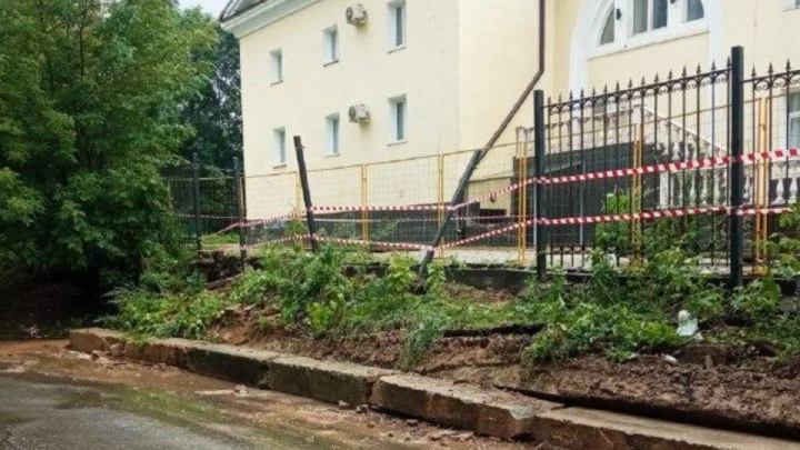 Два экскаватора и кран убрали рухнувший на автомобили бетонный забор в Балашихе