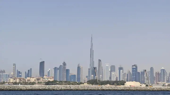 В Дубае пылает порт Джабаль-Али и раздаются новые взрывы после атаки иранских дронов