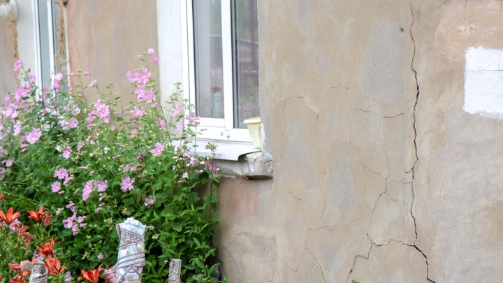 На Кубани через год после сдачи дома для детей-сирот покрылись трещинами и плесенью