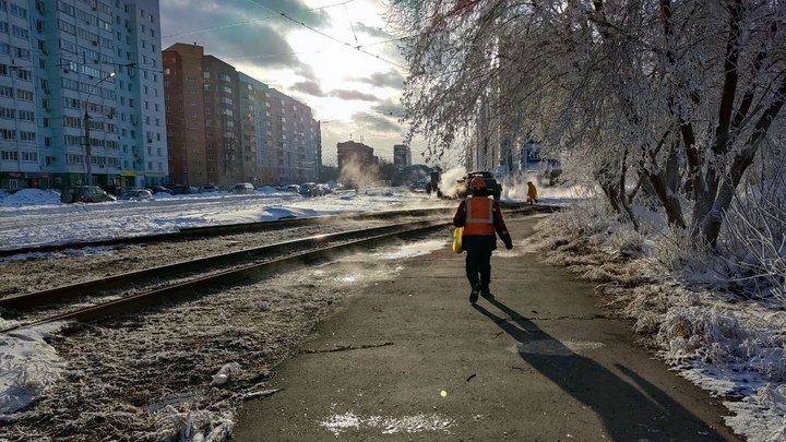 Десятки домов остались без отопления из-за прорыва на улице Титова в Новосибирске