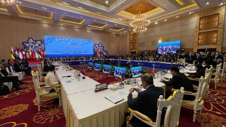 Премьер Камбоджи привез на G20 ковид. В списке контактных - все мировые политики