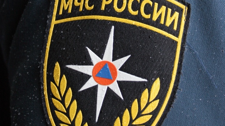 Неизвестный хлопок в квартире московской многоэтажки выбил окна вместе с рамами