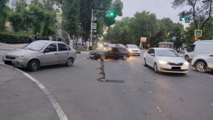 В Самаре при столкновении Лады и ВАЗа пострадали два человека