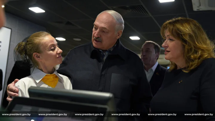 «А у меня денег нет»: Лукашенко пришел в «Мак.бай» без средств, а вице-премьер не смог оплатить картой