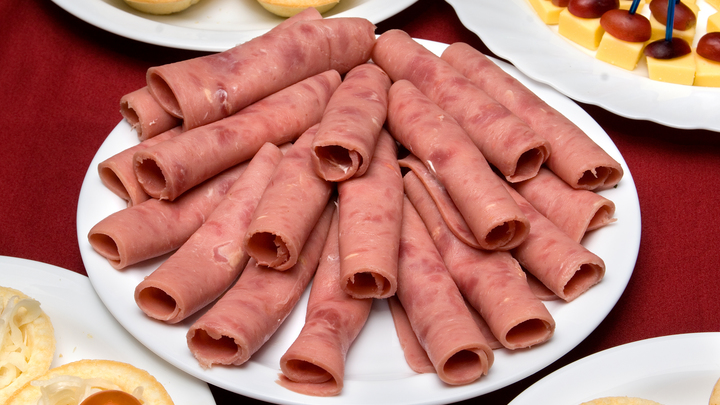 Чем можно заразиться от готовой еды? Диетолог предупредила - опасен не только ботулизм