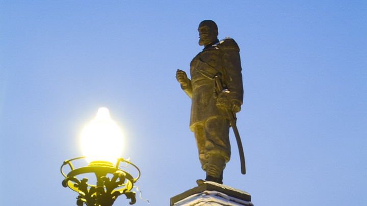 В Новосибирске могут перенести на привокзальную площадь памятник Александру III