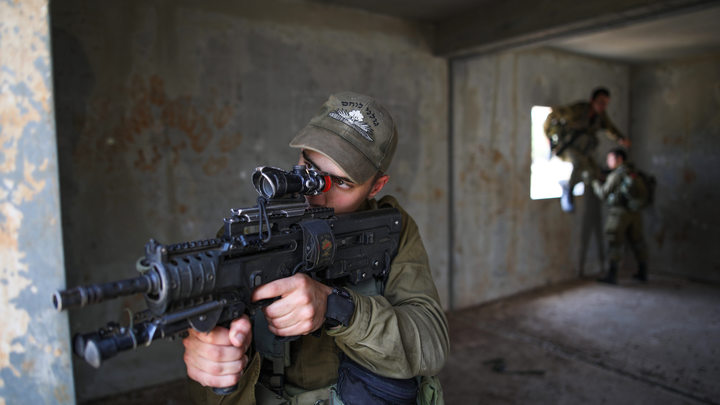 Истекающего кровью палестинца везли на капоте мимо скорых: Зверство израильских солдат попало в кадр