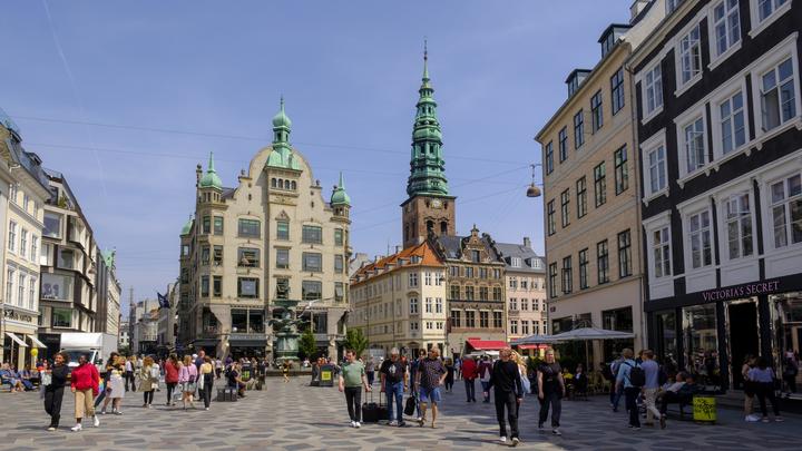 Нападение на премьера Дании: Незнакомец ударил её на площади