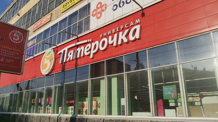 Охранник супермаркета в Новосибирске избежал наказания за удар подростка
