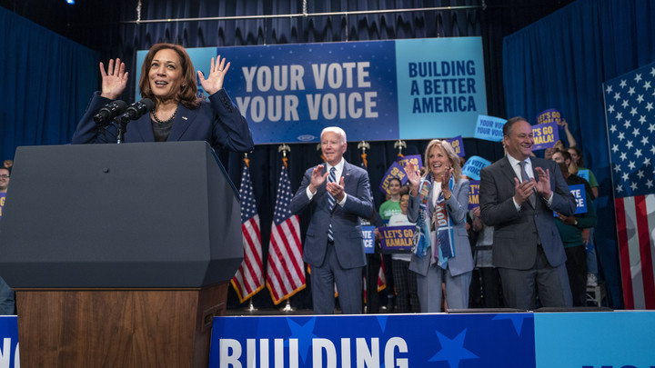 Камала Харрис публично подняла Байдена на смех после провала на выборах: Ты сделал это, Джо