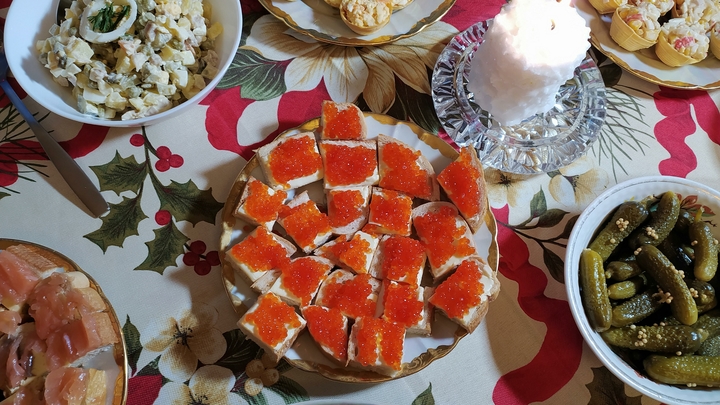 Не ешь, это на новый год: какие продукты не стоит покупать заранее на новогодний стол