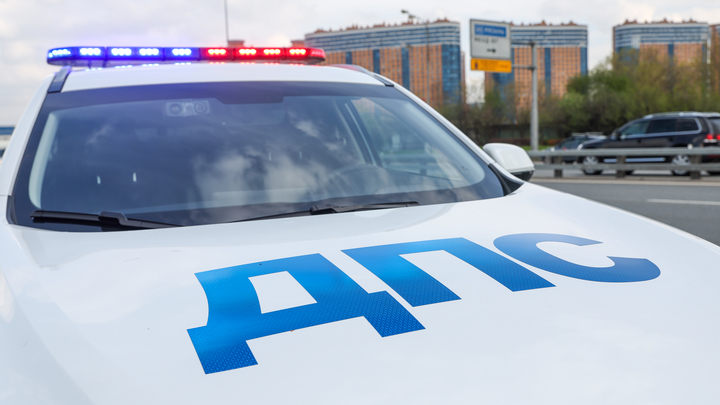 В Екатеринбурге красотка на золотом Mercedes устроила серьезное ДТП