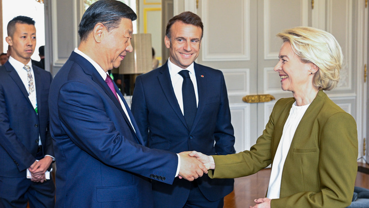 Макрон унижен и высмеян: Во Франции рассказали, кого Си Цзиньпин определил как настоящего босса