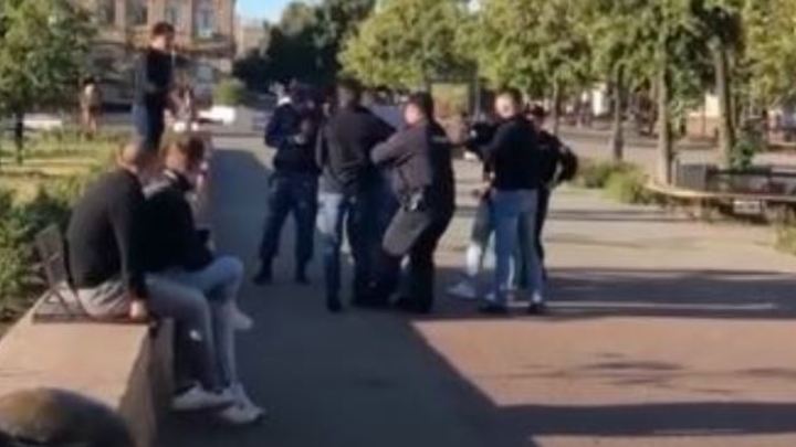 Пришлось обороняться: конфликт пьяных парней с полицией в Челябинске попал на видео