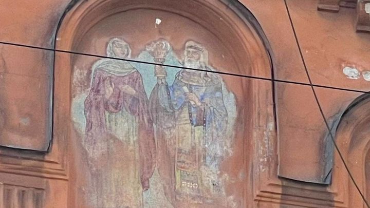В Петербурге толстый слой краски 100 лет скрывал мозаичную икону. Ее обнаружили случайно