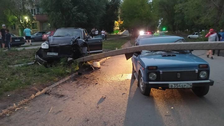В Челябинске семейная пара выжила в машине, на которую упал бетонный столб