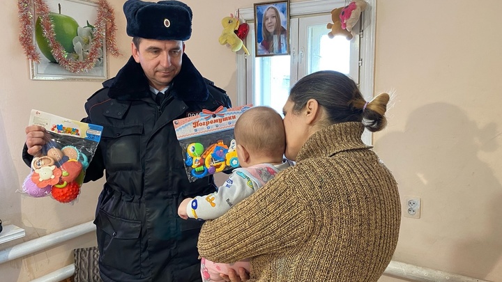 Полицейский, спасший младенца от кровопотери, навестил его в канун Старого Нового года