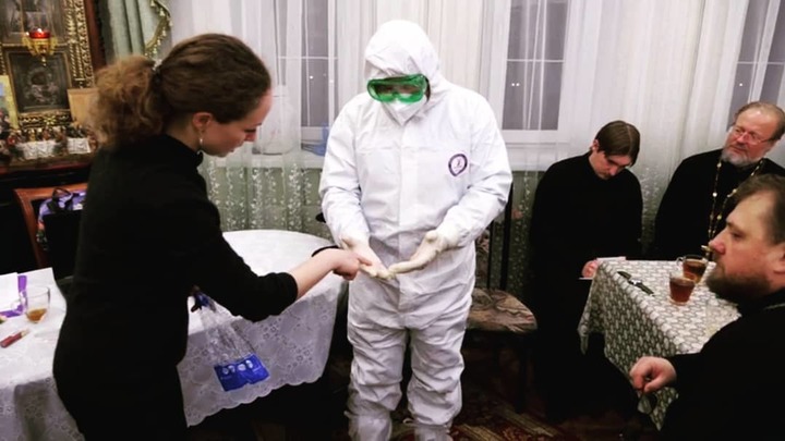 Владимирских священников научили облачаться в защитные костюмы для посещения пациентов с ковид-19