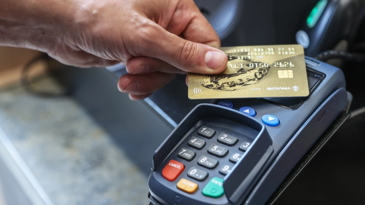 Теперь только за наличные: В Петербурге массово отказали платёжные терминалы
