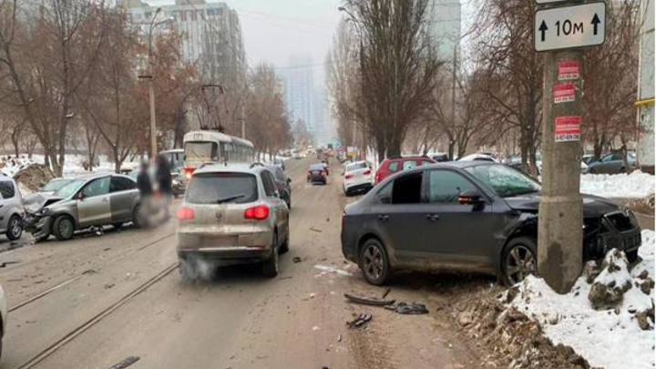 В Самаре водитель не уступил дорогу и протаранил иномарку