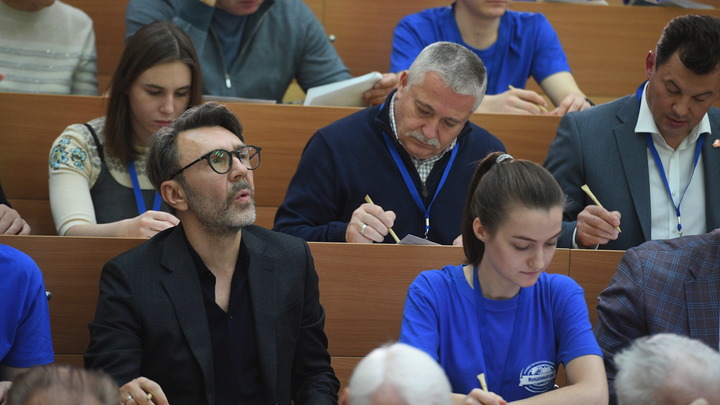 Встал, красиво одетый, и... зиганул: Минаев припомнил Шнурову обещание никогда не идти в политику