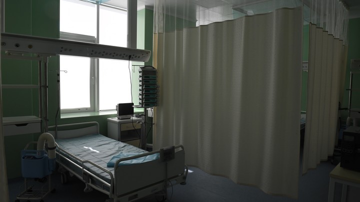 Пьяную мать, замахнувшуюся стулом на 15-летнюю дочь, отправили в центр реабилитации в Новороссийске