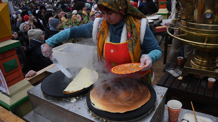 В Нижнем Новгороде на Масленицу сперва запретили продавать блины с начинкой, но затем одумались