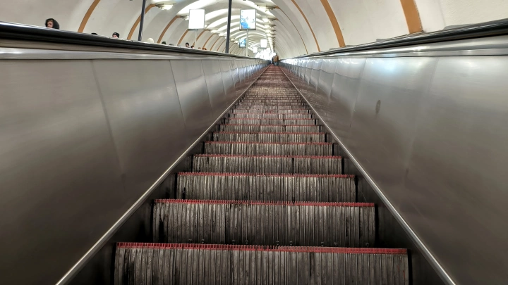 В метро Санкт-Петербурга из-за внезапно заработавшего эскалатора пострадали люди