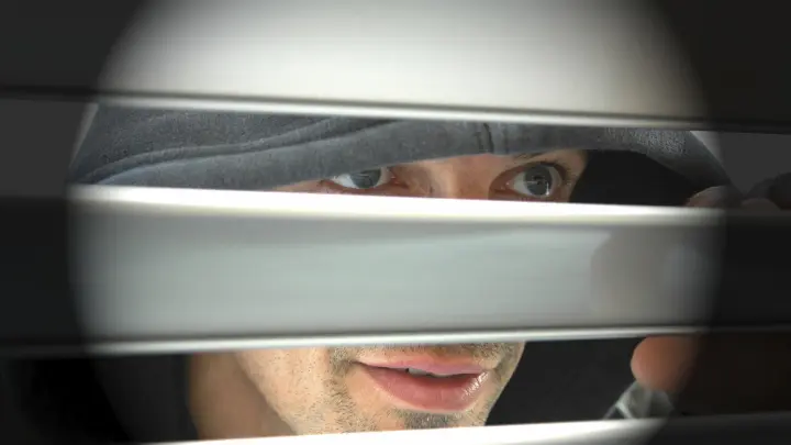 Слежка за соседями грозит лишением свободы: любопытство наказывается законом