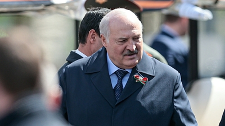 Лукашенко назвал безумием попытки обвинить его в похищении детей Донбасса