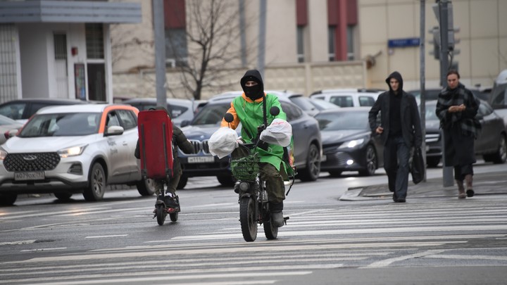 В Екатеринбурге курьер вступил в битву с дорогими воротами и победил