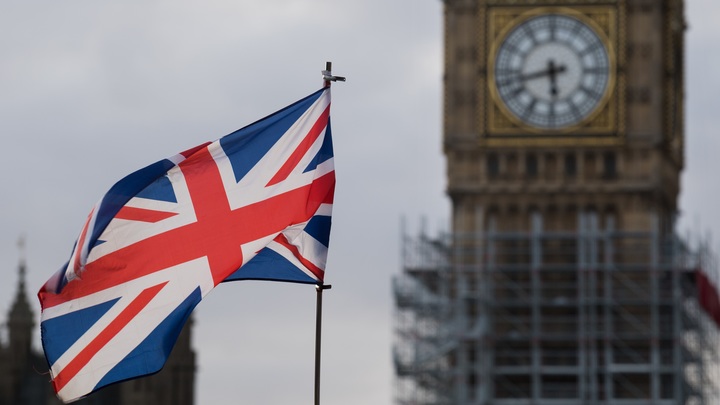 Опомнился в последний момент: Принц Чарльз дважды едва не совершил запретное рукопожатие