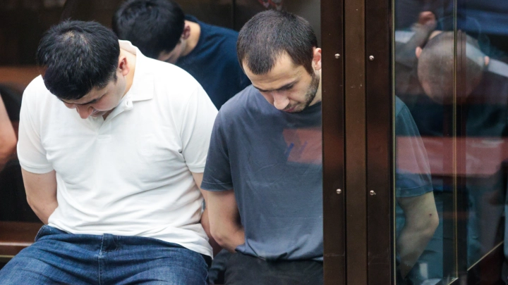 Глаза в пол, губы поджаты - боевики из Крокуса в клетке. Из-за гостайны процесс тут же закрыли. Что известно