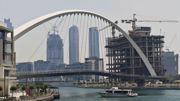 Около аэропорта Дубая произошли взрывы после падения обломков БПЛА