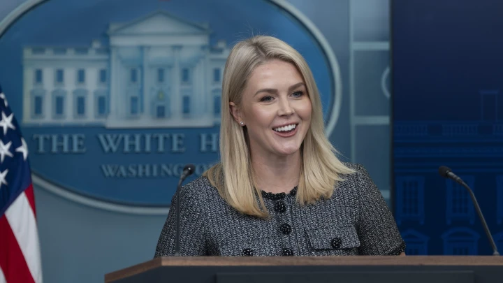 Молитву пресс-секретаря Белого дома перед брифингом сняли на видео