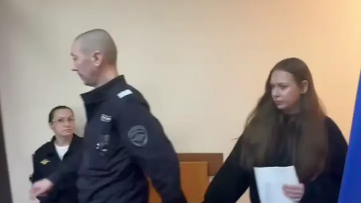 Стюардессе дали 7 лет колонии за оскорбление участника СВО и его детей